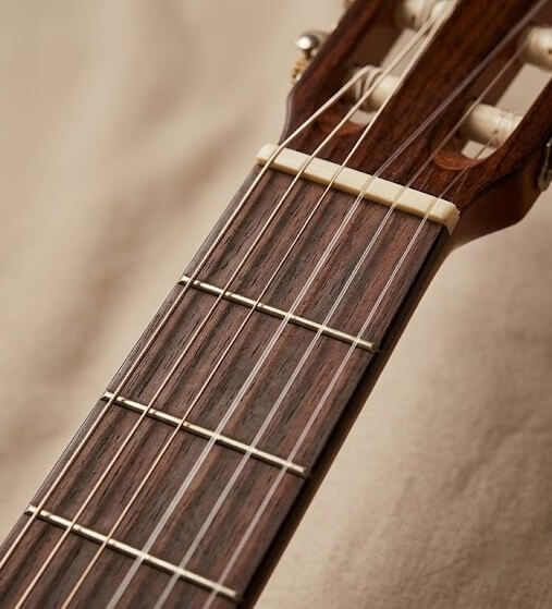 1. Compatibility - Does it Fit Your Guitar? 📏 (Most Important!)